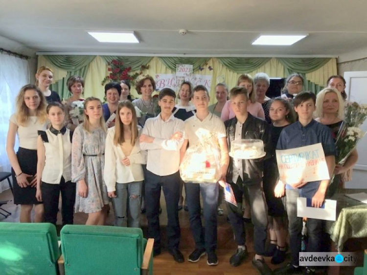 В Авдіївці випускники "музикалки" отримали свідоцтва про закінчення навчального закладу