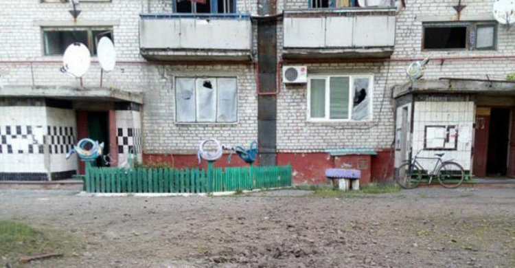 Боевики ночью нанесли удар по Майорску: повреждены три дома (ФОТО)