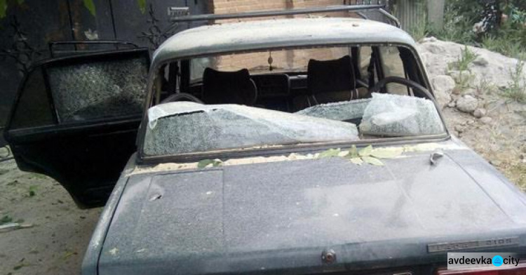 Дом и автомобиль повреждены  в результате взрыва снаряда в  прифронтовой Авдеевке (ФОТО)