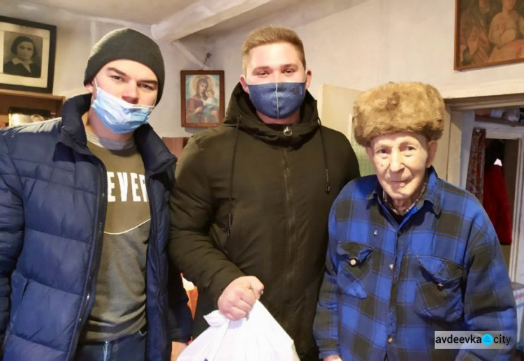 С заботой от Метинвеста: авдеевские коксохимики вручили ветеранам предприятия и ликвидаторам аварии на ЧАЭС продуктовые наборы 
