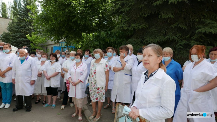 Авдеевских медиков поздравили с профессиональным праздником