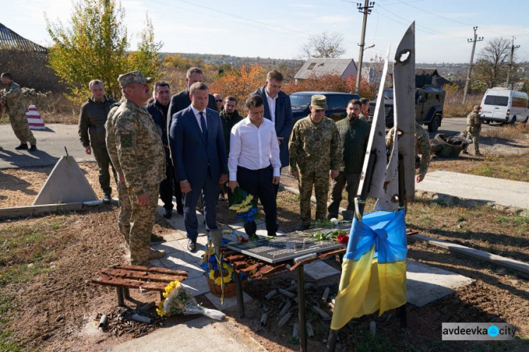 Президент Украины посетил прифронтовую Авдеевку (ФОТО)