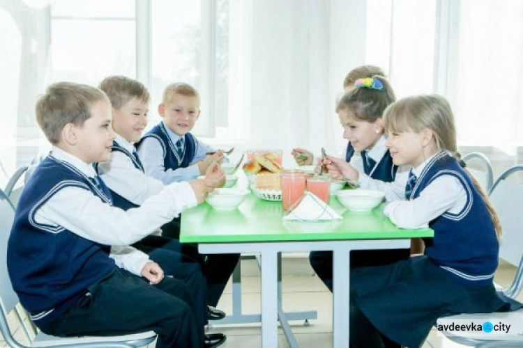 Детей переселенцев в школах и садах Авдеевки будут кормить бесплатно