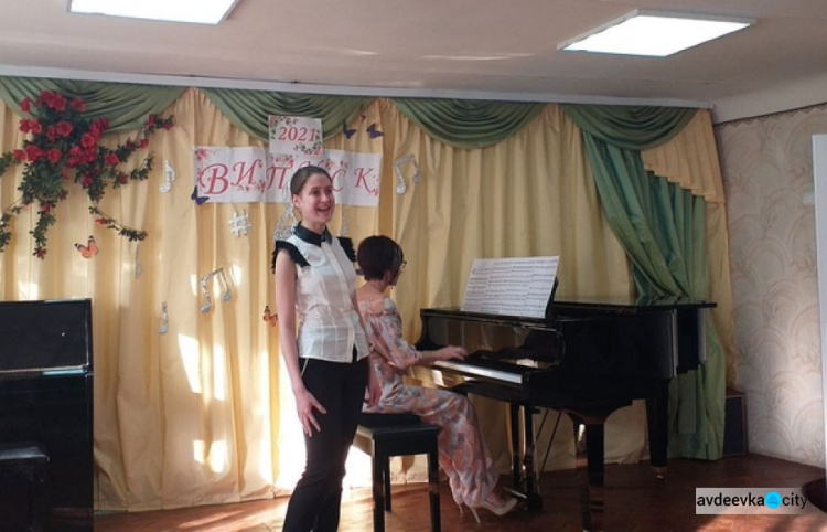 В Авдіївці випускники "музикалки" отримали свідоцтва про закінчення навчального закладу