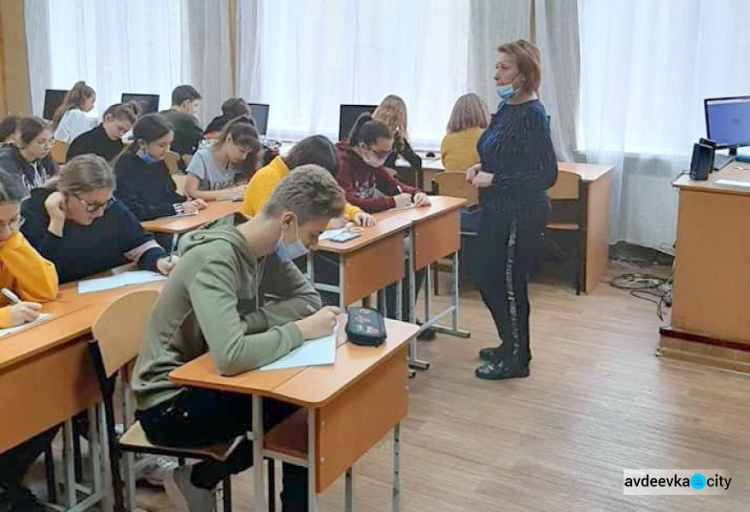 В Авдеевке школьники и учителя написали Всеукраинский радиодиктант единства.