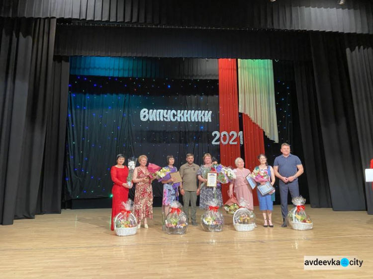 Состоялся первый в истории Авдеевки грандиозный, общегородской выпускной бал для старшеклассников