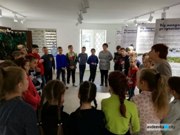 Детвора в Авдеевке творила  "Цветы свободы" (ФОТО)