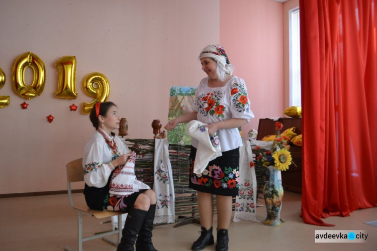 Вікторини, радіодиктант, фестиваль, музей: діти Авдіївки яскраво відзначили День української писемності та мови (ФОТО)
