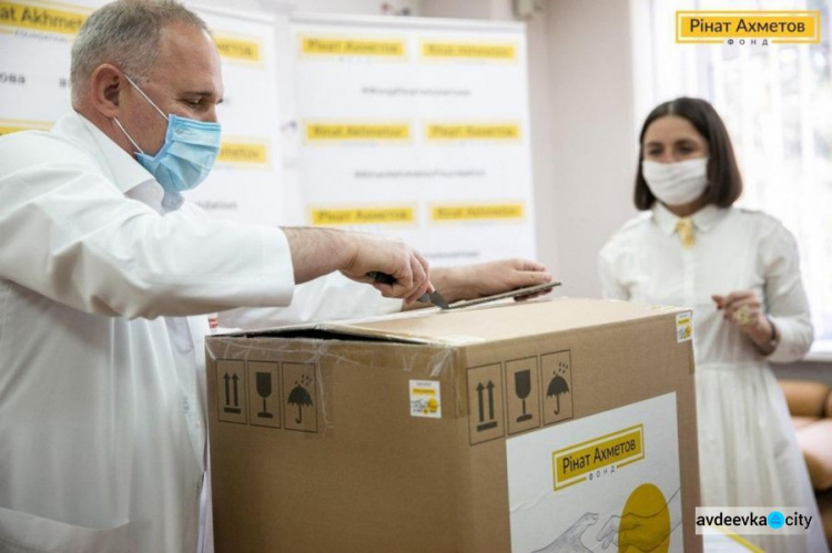 Фонд Рината Ахметова передал Институту сердца МОЗ Украины анализатор проб на коронавирус с тест-картриджами