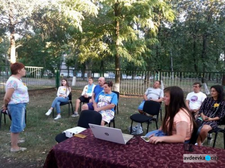 В Авдеевке провели патриотическую акцию «Живые, пока помним»