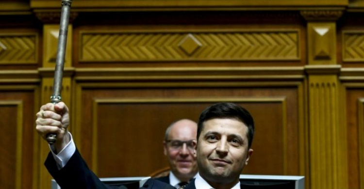 «Украинцы хотят не слов, а действий»: Президент Зеленский принял важные решения в первые минуты у власти