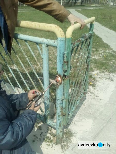 В Авдеевке проверяли скважины и ремонтировали детские площадки