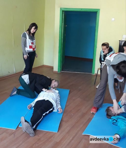 Авдеевских соцработников учили оказывать первую медицинскую помощь (ФОТО)