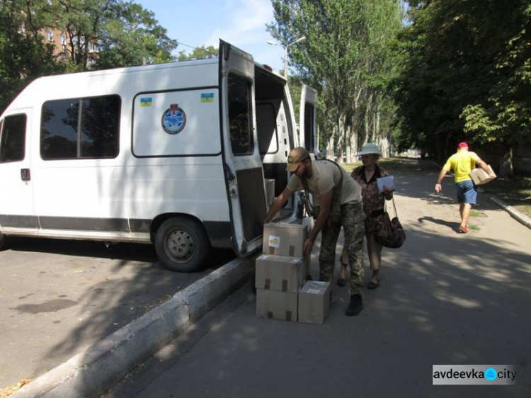 "Симики" помогли доставить в прифронтовую зону гуманитарку, воду и прессу (ФОТО)