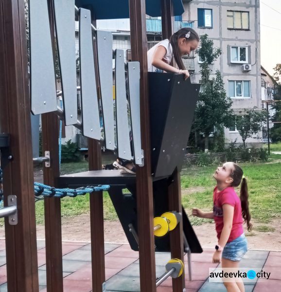 На новой детской площадке, подаренной городу Метинвестом, кипит жизнь (ФОТОФАКТ)