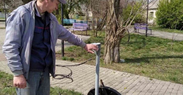 В Авдеевке проверяли скважины и ремонтировали детские площадки