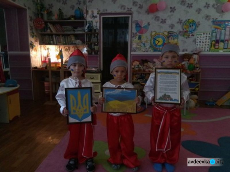 Авдеевские малыши приобщились ко Дню Конституции (ФОТО)