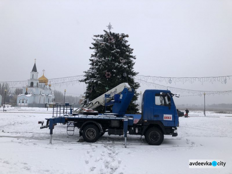 Почему погасла елка на площади ДК и когда снова засияет
