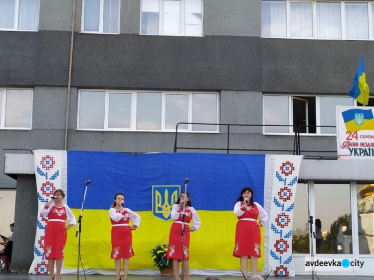 День независимости в Авдеевке: награждения, метания красок и концерт (ФОТОРЕПОРТАЖ)