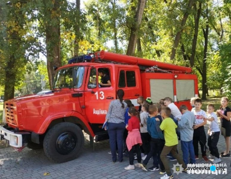 День з поліцейським та рятувальником: для школярів Авдіївки провели інтерактивні уроки