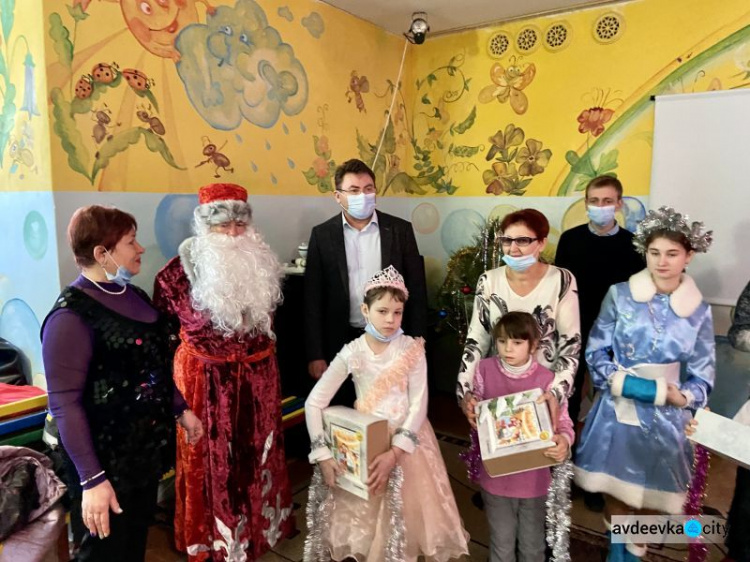 Яркие забавы и приятные сюрпризы: воспитанники "Искорки" получили новогодние подарки от генерального директора АКХЗ