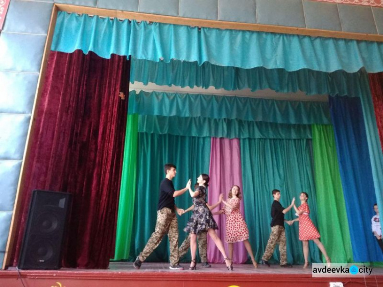 Школярі красиво і патріотично привітали добровольців (ФОТО)
