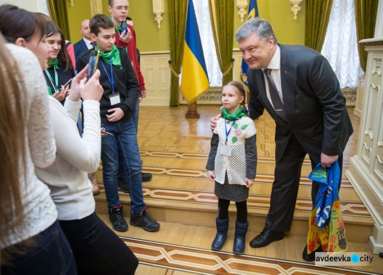 Порошенко пообщался с детьми из Авдеевки и передал поздравление их родителям (ФОТО + ВИДЕО)
