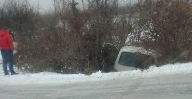 В Авдеевке авария: машина “улетела” в кювет (ФОТО)