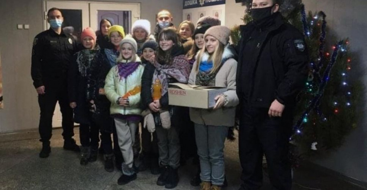 До авдіївських правоохоронців завітали колядники