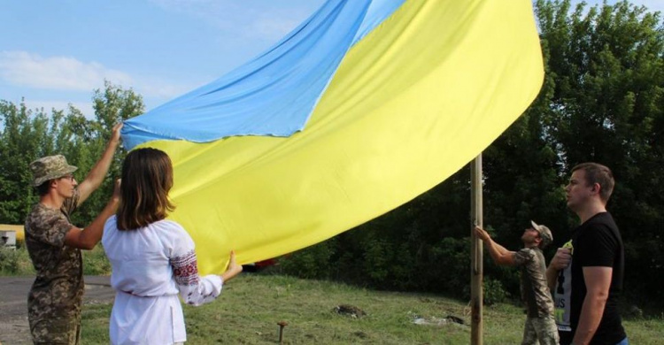 Фотофакт: на въезде в Авдеевку подняли огромный флаг