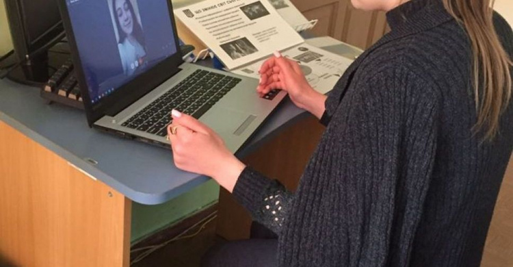 Специалисты Авдеевского центра занятости продолжают консультировать безработных и школьников