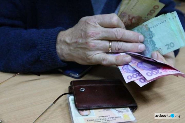 Повышение пенсий работающим пенсионерам: кому добавят и как сосчитать на примере