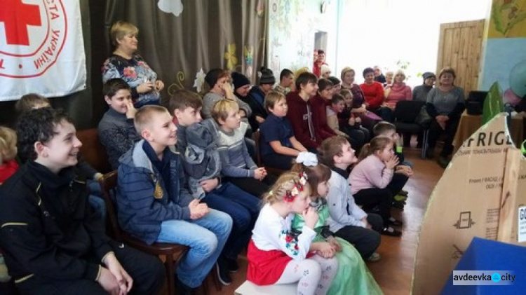 В Авдеевке деток с инвалидностью развлекали и дарили подарки (ФОТОФАКТ)