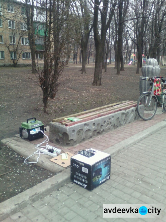 Житель Авдеевки  бесплатно заряжает мобилки  горожан (ФОТОФАКТ)