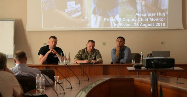В Авдеевке Хуг встретился с украинскими дипломатами и рассказал о ситуации в районе ООС (ФОТО)