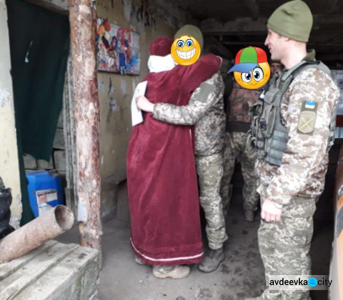 Авдеевские "симики"  помогли доставить военным угощения и создать праздничное настроение в Рождество