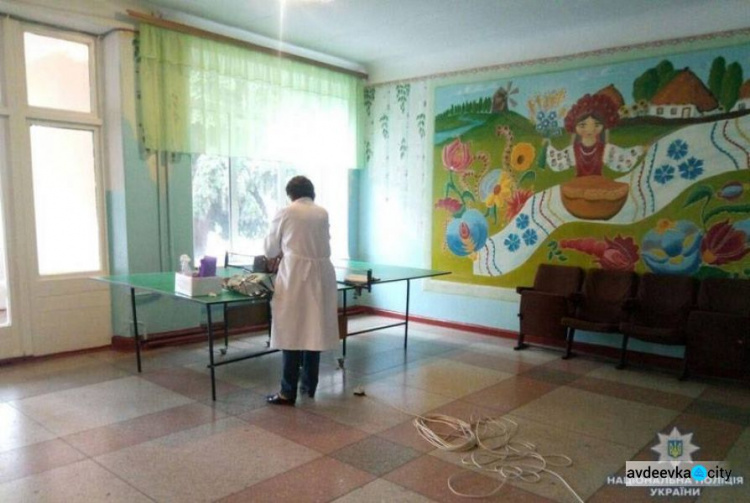 Ученики и персонал школы на Донетчине эвакуированы из-за распыления слезоточивого газа (ФОТО)