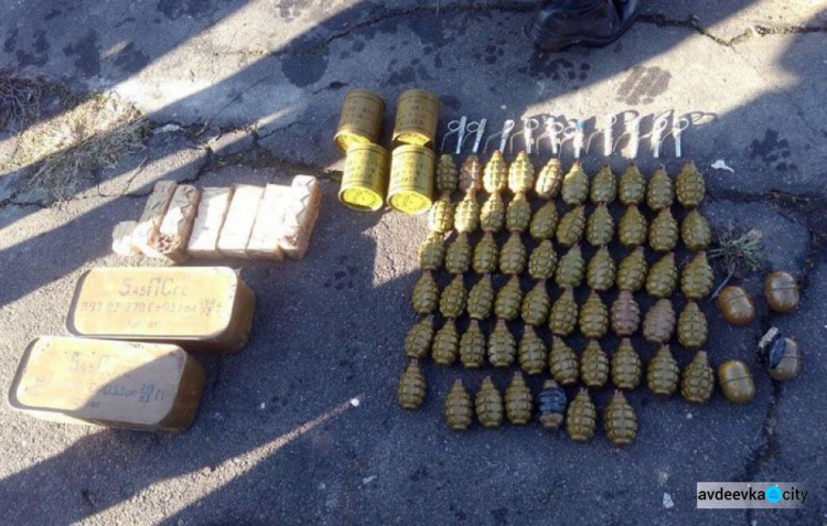 В поселке на Донетчине в подвале бывшего спорткомплекса найден взрывоопасный тайник (ФОТО)