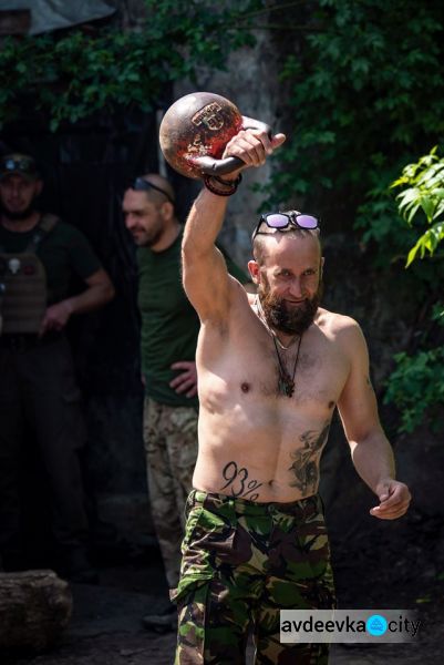 «Звездное небо» авдеевской «промки», братья меньшие, быт и оружие: потрясающие фото от защитников Авдеевки