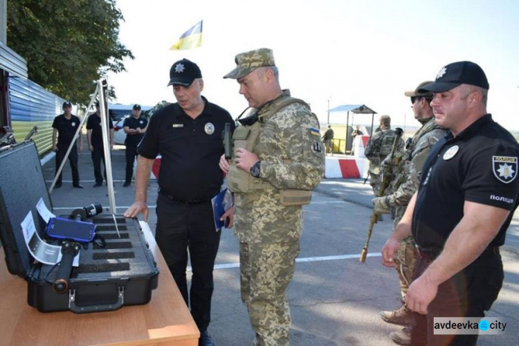 Командующий Объединенных сил проверил обновленные блокпосты на Донбассе (ФОТО)