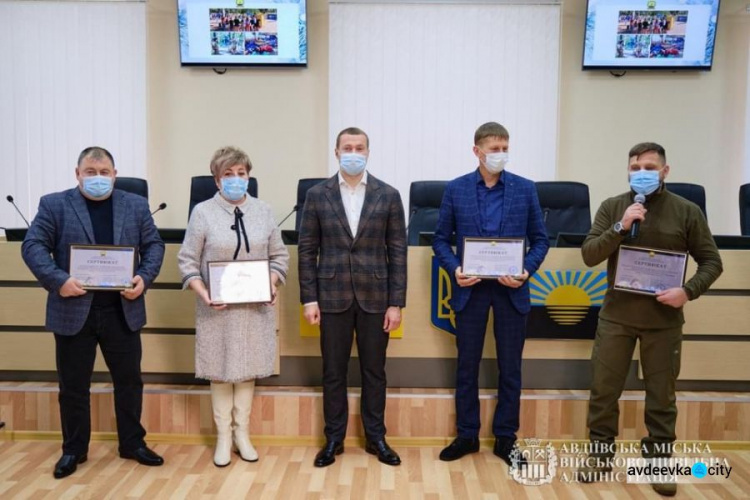 Дівчині з Авдіївки, позбавленої батьківського піклування, вручили ключі від нової квартири