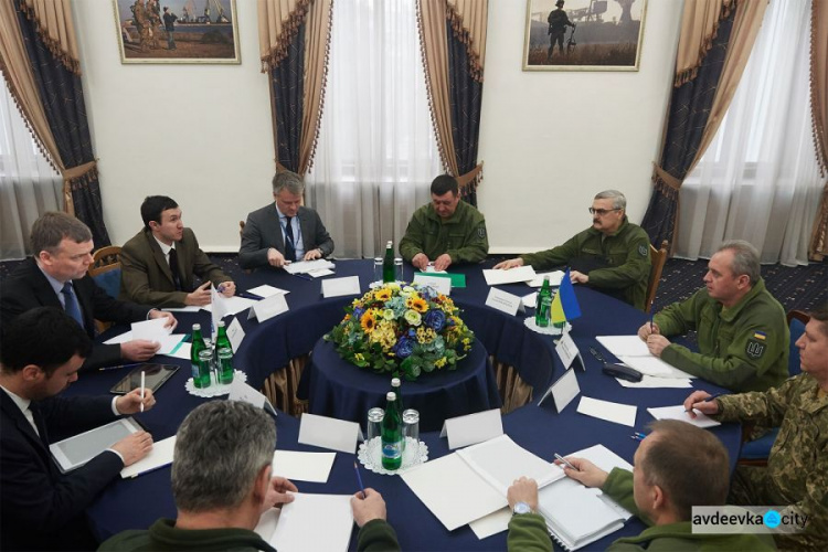 Муженко заверил Хуга, что ВСУ не стреляют на Донбассе