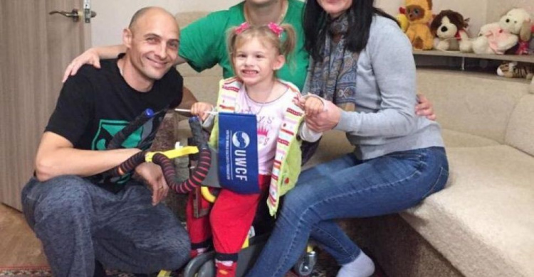 Маленькая принцесса из Авдеевки благодаря фонду UWCF получила ходунки (ФОТО)