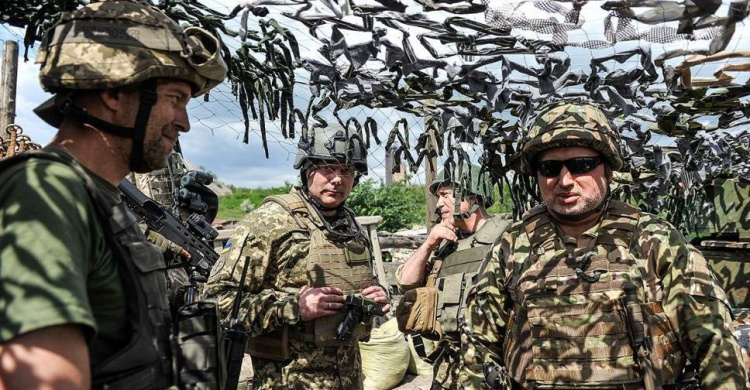 Турчинов прибыл в зону ООС и рассказал о глубине обстрелов (ФОТО)