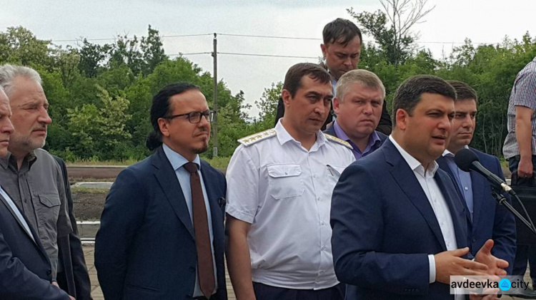 Премьер-министр Владимир Гройсман дал "зеленый свет" поездам в Донецкой области (ФОТО)