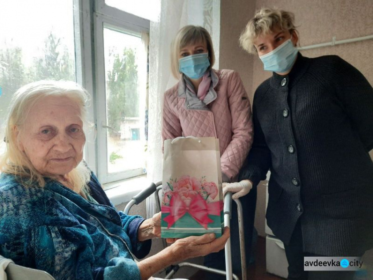 Накануне Международного дня людей преклонного возраста подопечные терцентра получили подарки