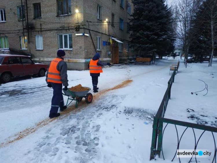 Авдіївські комунальники на варті боротьби зі снігом (ФОТОФАКТ)
