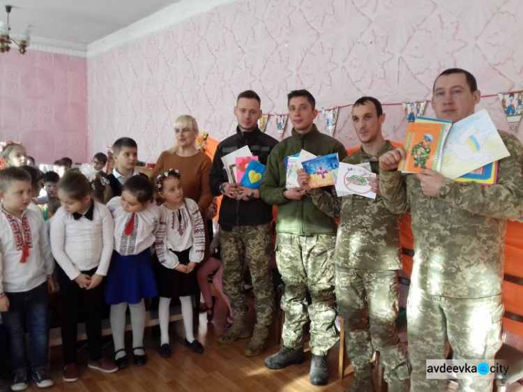 Школьники Авдеевки поздравили защитников Украины (ФОТО)