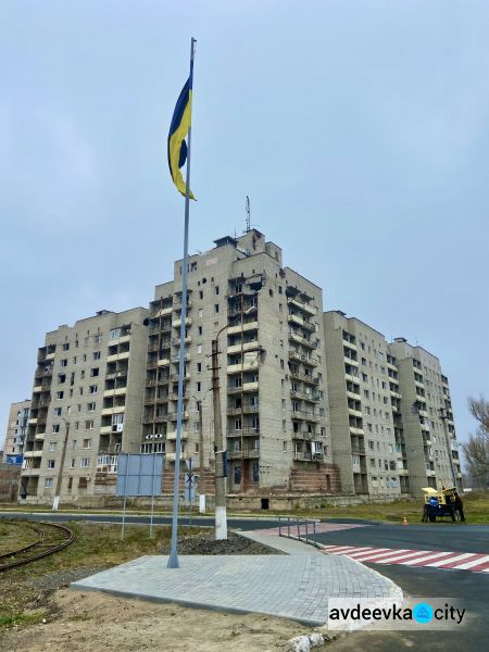 В Авдеевке благоустроили территорию возле главного флагштока (ФОТОФАКТ)