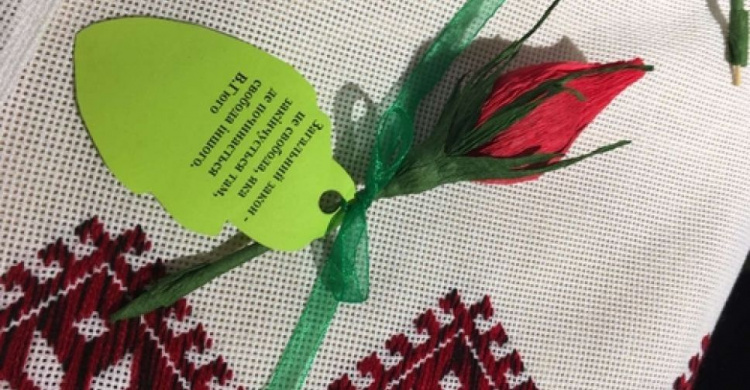 Детвора в Авдеевке творила  "Цветы свободы" (ФОТО)